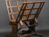 une paire de chaises anciennes en bois montées sur roulettes, sur fond gris