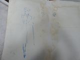 le dessin d'un homme en costume-cravate sur une feuille de papier