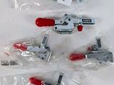 quatre morceaux de plastique avec des poignées rouges sur un fond blanc