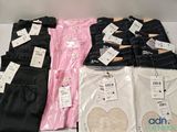un tas de vêtements posés sur une table