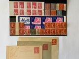 de nombreux types de timbres et d'enveloppes accrochés au mur