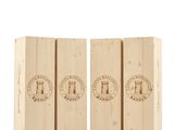 trois boîtes en bois portant un logo, placées les unes à côté des autres
