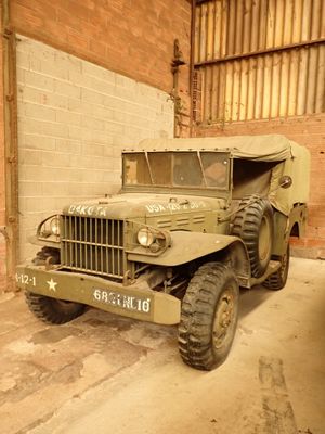 un vieux camion militaire garé dans un garage