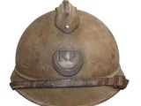 un vieux casque de pompier sur fond blanc