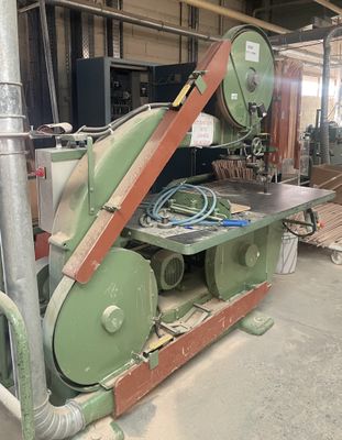 a machine that is sitting in the middle of a building