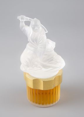 un cupcake glacé surmonté d'une figurine