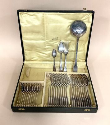 un coffret contenant de l'argenterie sur une table