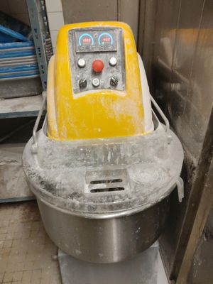une machine jaune qui se trouve au milieu d'une pièce