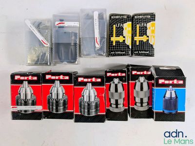 un grand nombre d'objets posés sur une table