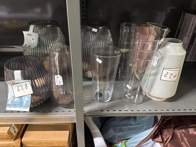 de nombreuses tasses et récipients sur les étagères du magasin