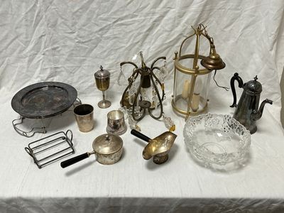 une table sur laquelle sont disposés de nombreux objets en argent et en verre