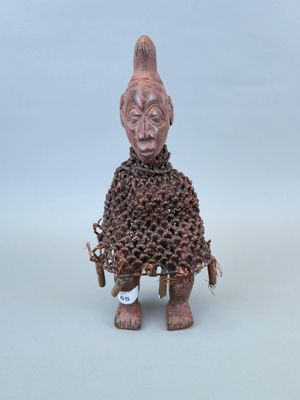 une image représentant la statue d'un homme avec des chaînes autour du cou