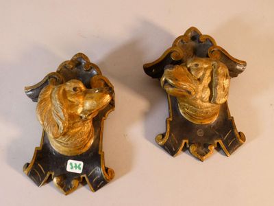 deux œuvres d'art posées sur une table