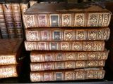 de nombreux vieux livres empilés les uns sur les autres