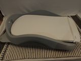 un siège de WC posé sur un tapis