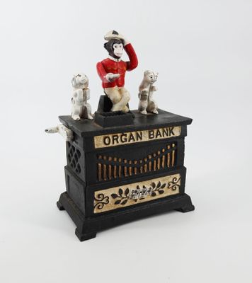 une figurine représentant un homme posé sur un banc d'orgue