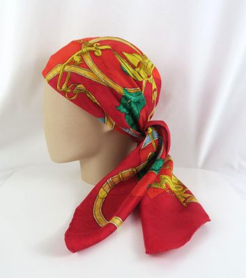 un gros plan sur un foulard posé sur une tête de mannequin