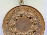 une image représentant une médaille de bronze ornée d'une couronne