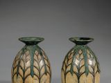 deux vases posés côte à côte sur une surface grise