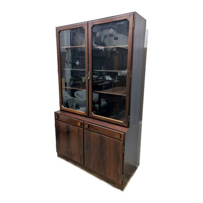 une photo d'une armoire dotée de portes vitrées