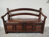 un banc en bois qui se trouve dans une pièce