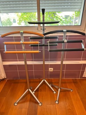 a picture of a rack of knives on a wooden floor