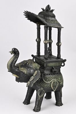 une statue d'éléphant avec un oiseau perché sur son dos