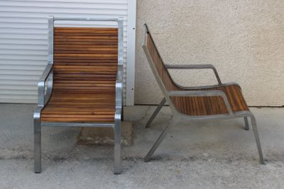 une chaise qui se trouve à côté d'une chaise qui est à l'extérieur