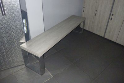 un banc qui se trouve dans un coin de la pièce