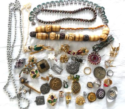 de nombreux types de bijoux sur la table