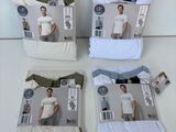 trois t-shirts blancs pour homme et un pantalon vert
