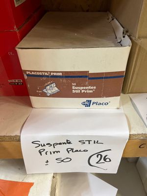 deux boîtes de pizza posées sur une étagère dans un magasin