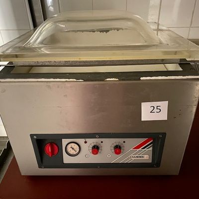 une machine posée sur le comptoir d'une cuisine