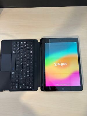 une tablette et un ordinateur portable posés l'un à côté de l'autre sur une table