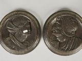 deux médaillons en bronze représentant une femme et un homme