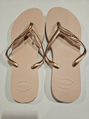 une paire de tongs dorées, flop flop flop flop flop flop flop flop flop flop flop flop flop flop flop flop flop