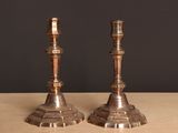 deux bougies posées sur une table