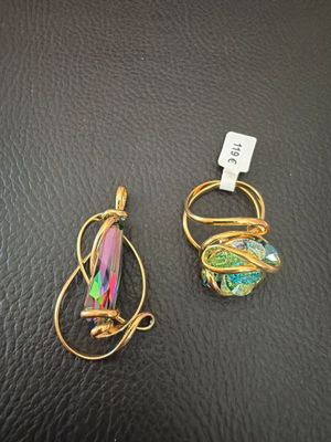 deux bijoux posés sur une surface en cuir noir