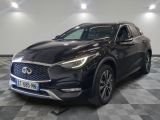 un SUV Infiniti noir garé sur un sol à damier