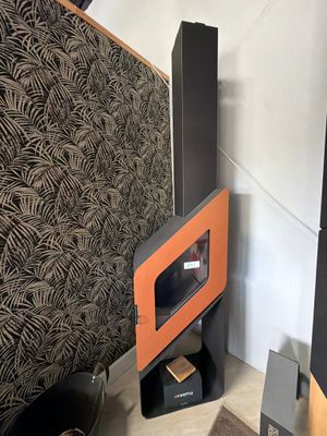 two speakers that are sitting next to each other on the floor