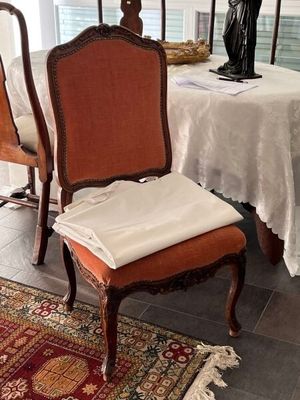 Chaise en bois mouluré et sculpté à décor de rinceaux