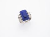 une bague en argent ornée d'une pierre de lapis-lazuli au centre