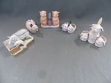 cinq figurines d'animaux posées sur une table