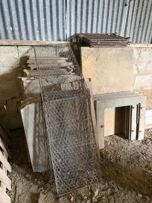 un tas d'ordures dans un coin d'un immeuble