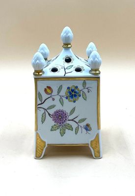 une petite boîte blanche décorée de fleurs et d'oiseaux