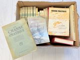 de nombreux livres dans une boîte posée par terre
