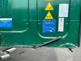 une porte verte sur laquelle sont accrochés tout un tas de panneaux