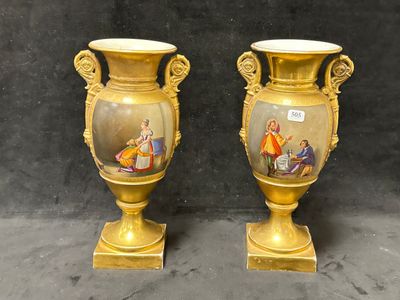deux vases en or ornés de motifs, posés sur une table