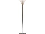 un gros plan d'un lampadaire muni d'un abat-jour en verre