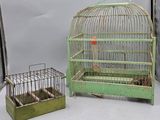 une cage à oiseaux avec un oiseau à l'intérieur et un oiseau dans une cage